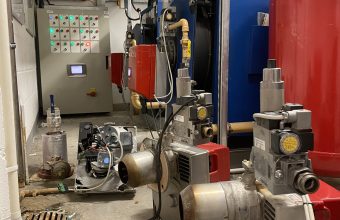 Forced-draught gas burners and gas trains on floor-standing boilers
