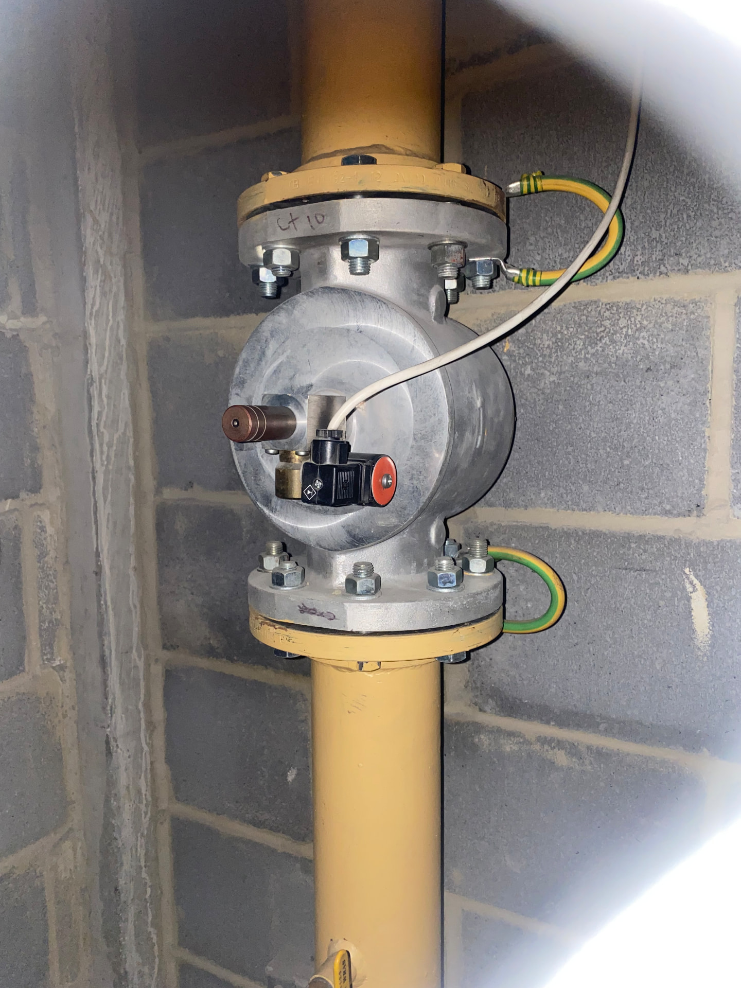 Flanged automatic gas shut-off valve with solenoid on yellow steel pipework